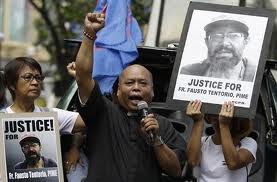 Filipinos demand justice for the brutal killing of Fr. Pops Tentorio. Photo from Bulatlat