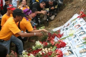 Family, friends and colleagues lay flowers for victims of the Ampatuan massacre. Photo by Karlos Manlupig / arkibongbayan.org.