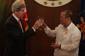 bs-aquino_j-kerry_dec2013_640px
